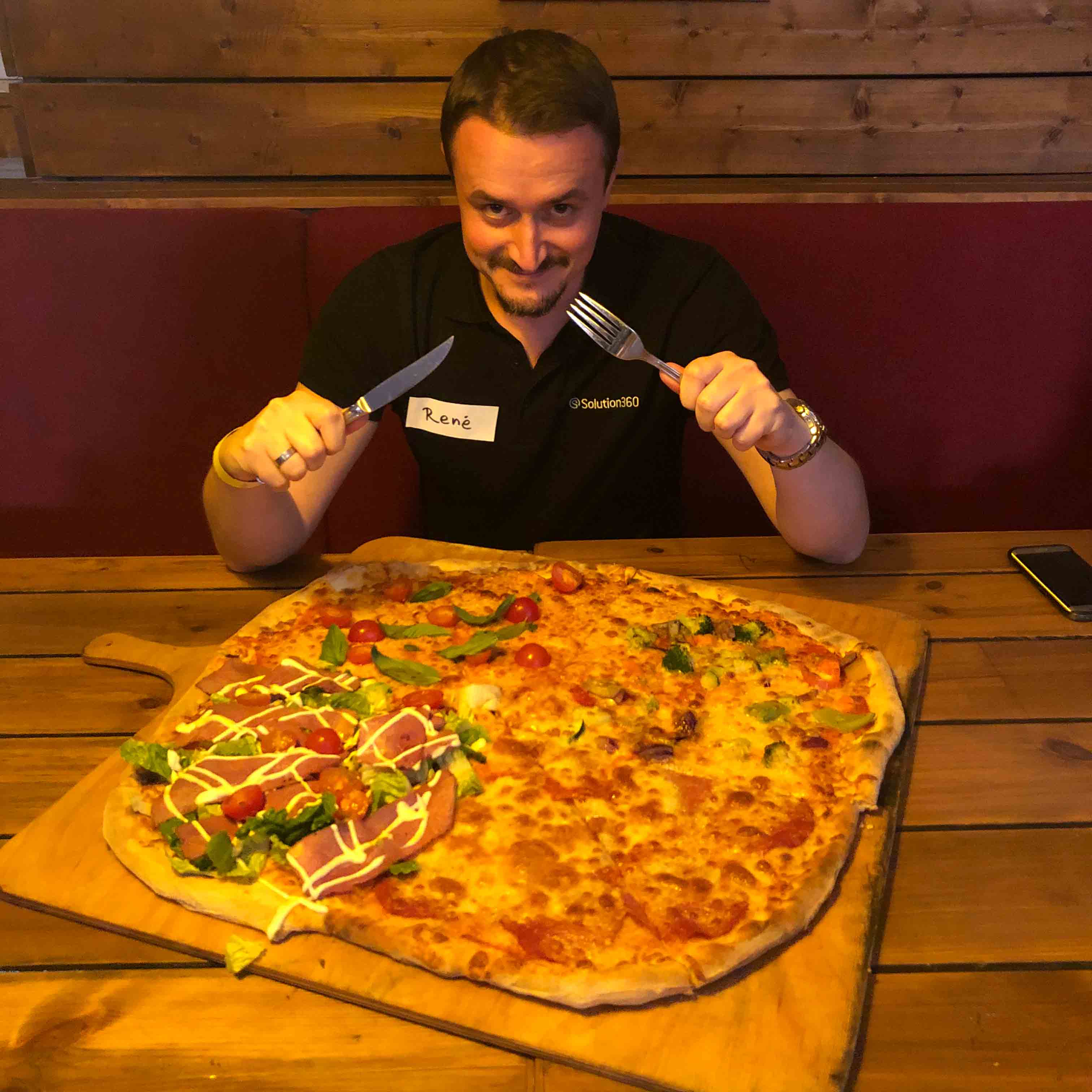 Rene-mit-Pizza