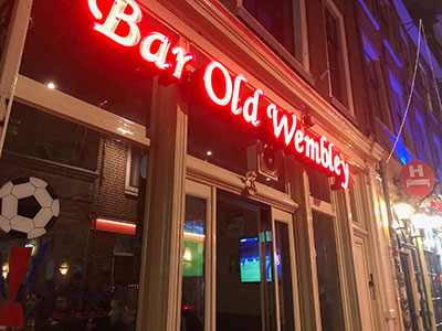 Das Eingangsschild der Bar Bar Old Wembley