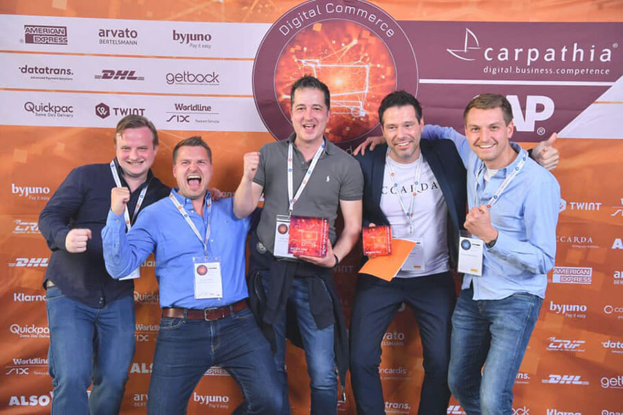 Digital Commerce Award 2019 - Saemereien.ch und Solution 360 in Siegerpose