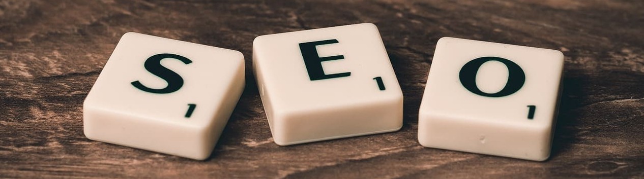 DreiSpielsteineaufeinemHolzstischinderreinfolgeSEOunderbigtdasWOrtSEO.jpg