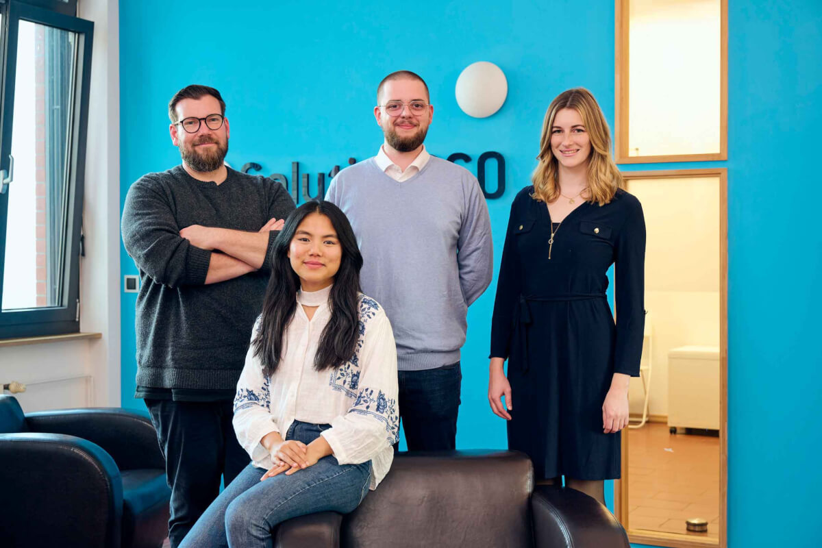 Ein Bild auf dem das ganze Marketing Team zu sehen ist.