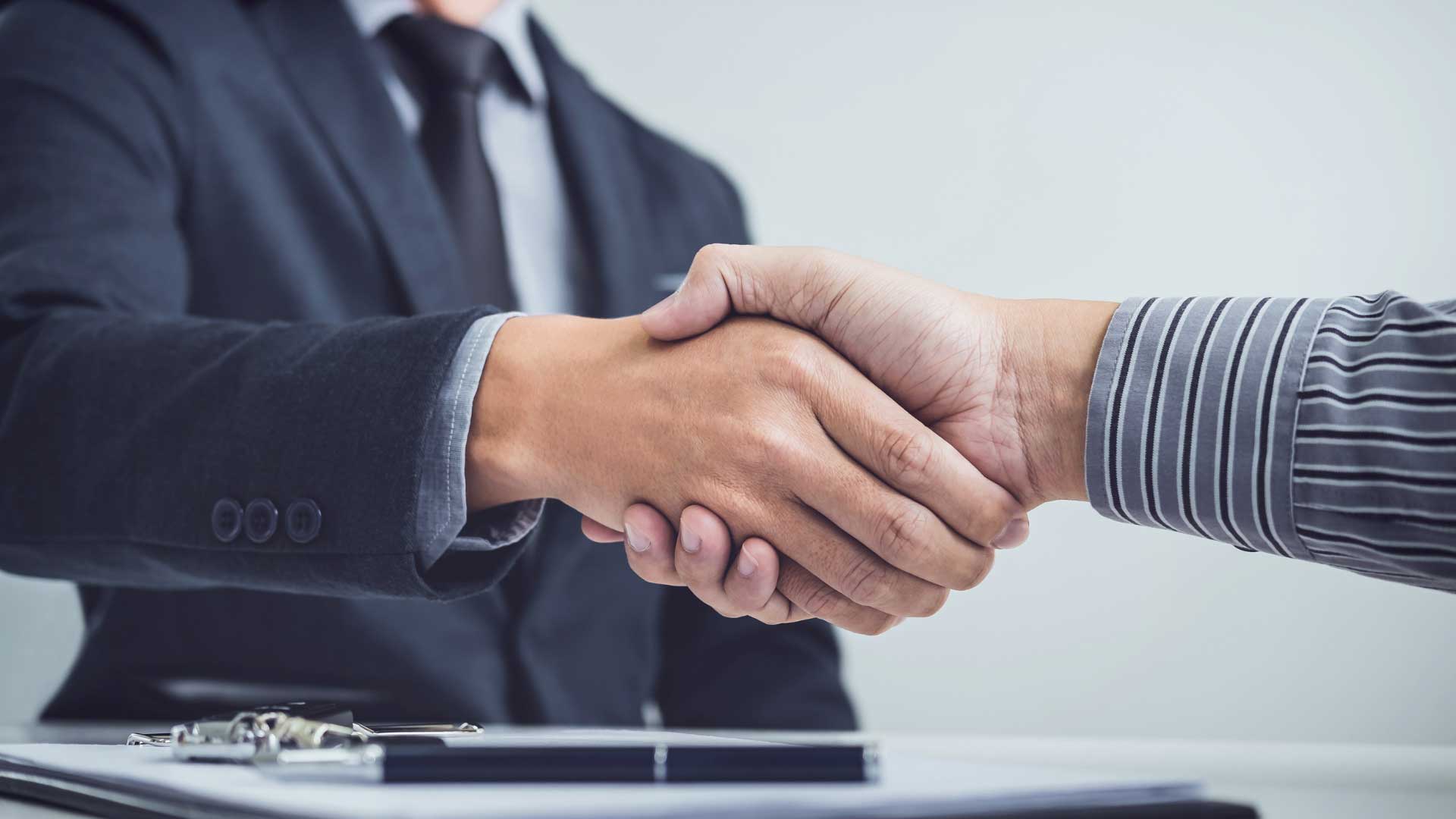 Zwei Personen, die sich die Hand geben als Symbol fr eine Zusammenarbeit.