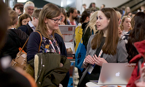 Ein Messestandgespräch Brighton SEO Stand