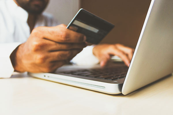 Mann bezahlt online. Stimmungsbild für Payment.